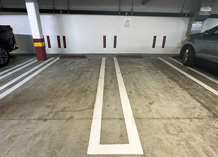 Líneas en la pared para ayudarte a aparcar bien