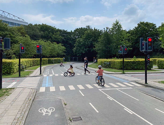 Zona de tráfico en miniatura en Copenhague para que los niños aprendan a usar la bicicleta en las calles
