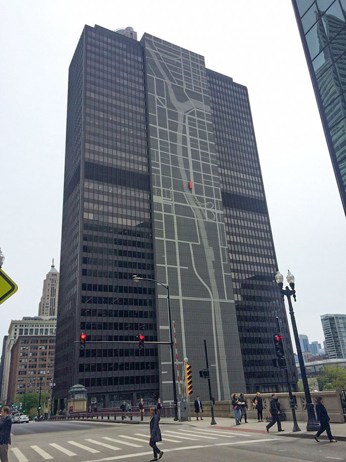 There Is A 40-Story Building In Chicago That Functions As Its Own "You Are Here" Map Showing Its Exact Position In The City