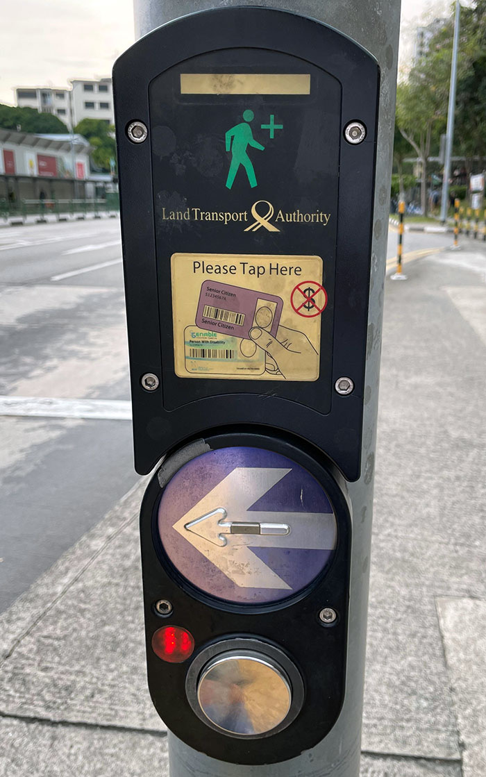 En Singapur, ancianos y discapacitados solo tienen que pasar una tarjeta por el semáforo para obtener más tiempo para cruzar