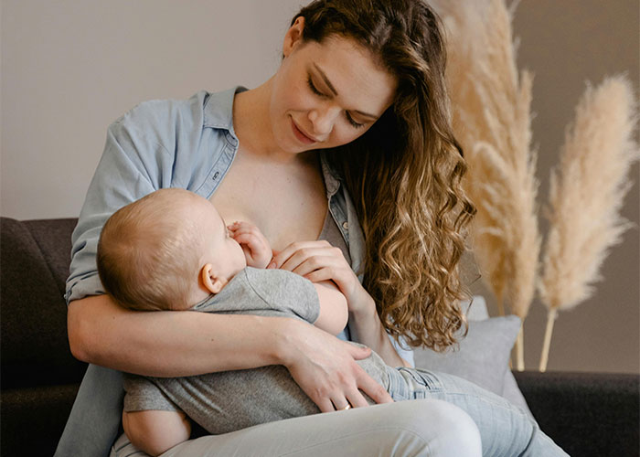 Man Demands Wife Stop Breastfeeding Their Baby In Front Of His Mates, Is Told To ‘Shut Up’ Man Demands Wife Stop Breastfeeding Their Baby In Front Of His Mates, Is Told To ‘Shut Up’