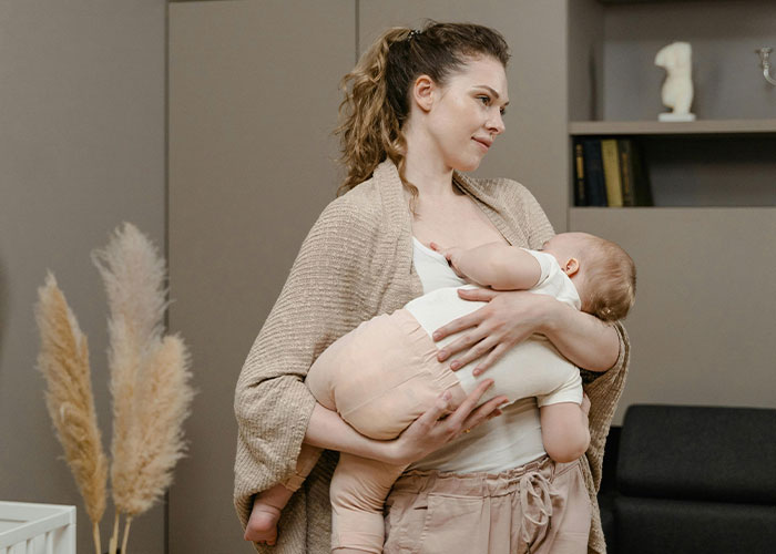 Man Demands Wife Stop Breastfeeding Their Baby In Front Of His Mates, Is Told To ‘Shut Up’ Man Demands Wife Stop Breastfeeding Their Baby In Front Of His Mates, Is Told To ‘Shut Up’