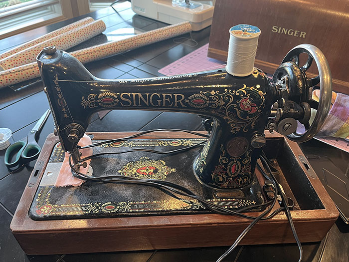 Authentic 1910 Singer Sewing Machine Inherited From My Great-Grandmother. Still Works