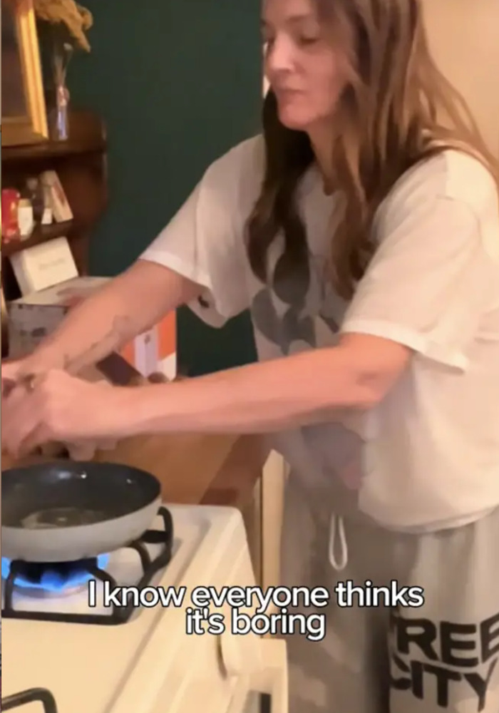After Showing Her Small TV, Drew Barrymore Stuns Fans By Sharing A Clip Of Her “Regular Apartment”