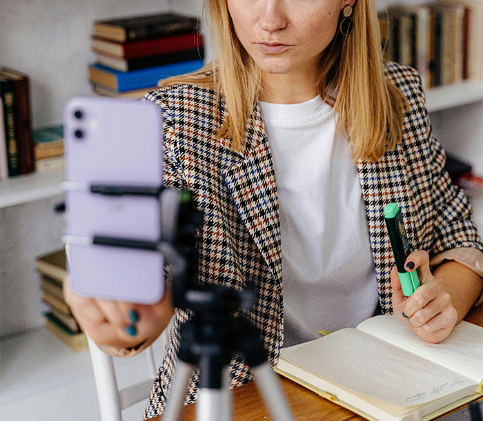 “It’s A Red Flag”: Job Applicant Strikes Back Against One-Way Interview Process “It’s A Red Flag”: Job Applicant Strikes Back Against One-Way Interview Process