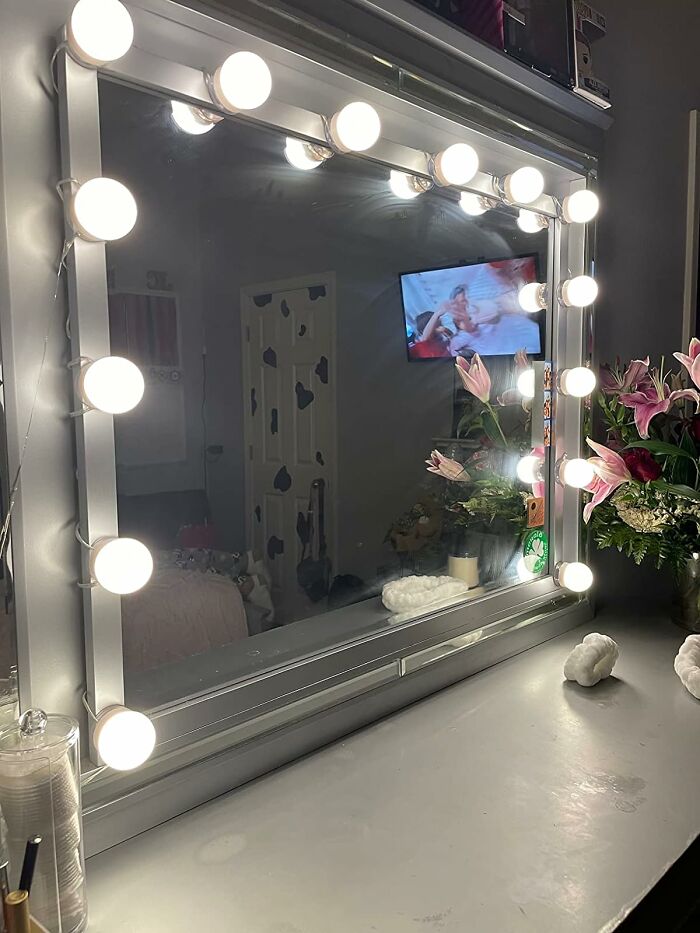 Illuminate Your Beauty Routine With Dimmable Hollywood Makeup Mirror Lights
