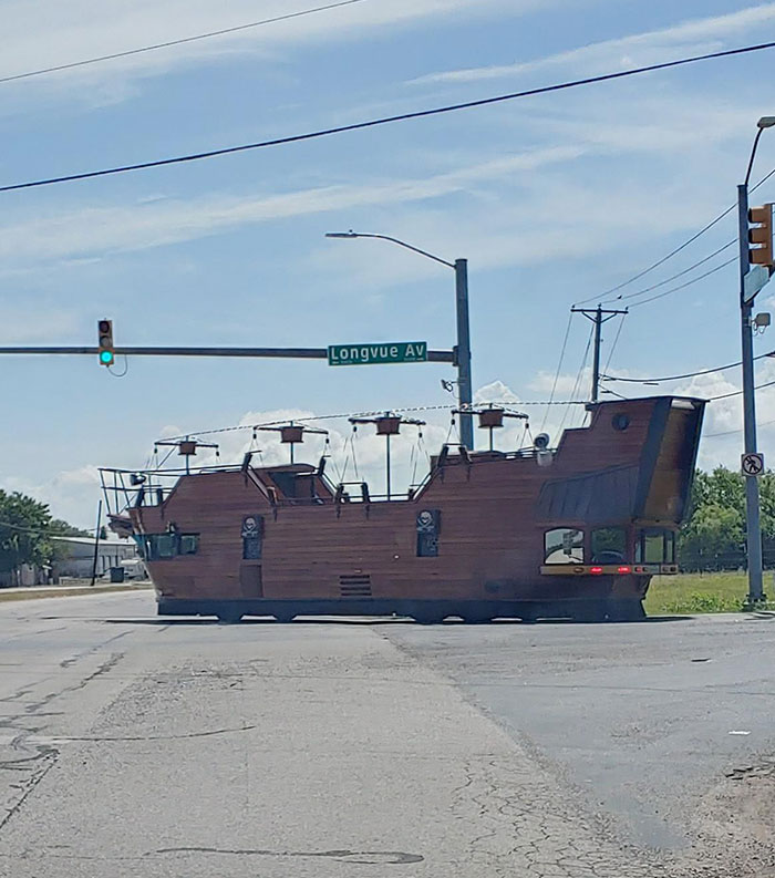 Barco pirata conduciendo por mi vecindario