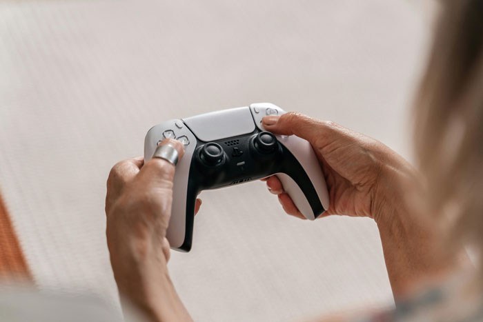 16 Y.O. Can’t See His ‘GF’ Demanding Gifts Is A Scammer, Dad Takes Away His Credit Card Privileges 16 Y.O. Can’t See His ‘GF’ Demanding Gifts Is A Scammer, Dad Takes Away His Credit Card Privileges