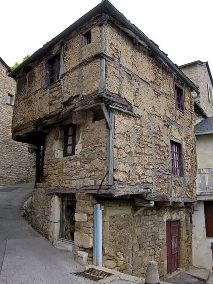 The Oldest House In France. It's Found In Aveyron, It's 700 Years Old, It Was Built In The 13th Century And Belonged To A Jeanne. The Ground Floor Is A Little Smaller Than The Upstairs Because In Those Times You Only Paid Taxes On Occupied Land, So Everyone Built Like This, ′′ Cheating "! The House Tells Us Jeanne Was Relatively Rich, Because She's Built From Stone. It's Currently Under Restoration