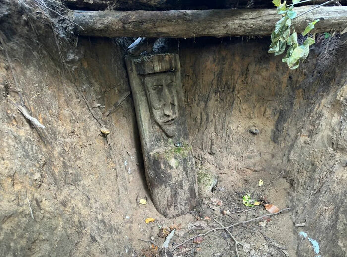 Paseando por el bosque, vi un hoyo junto al camino, y dentro estaba esta estatua con un cascabel
