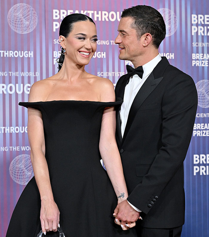 Fangirl Katy Perry Wears T-Shirt With Orlando Bloom’s Face And Video Calls Him From Coachella Fangirl Katy Perry Wears T-Shirt With Orlando Bloom’s Face And Video Calls Him From Coachella