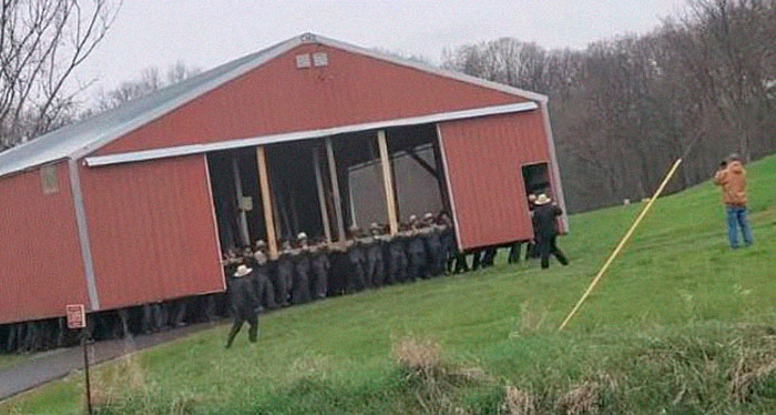 Comunidad Amish moviendo un granero