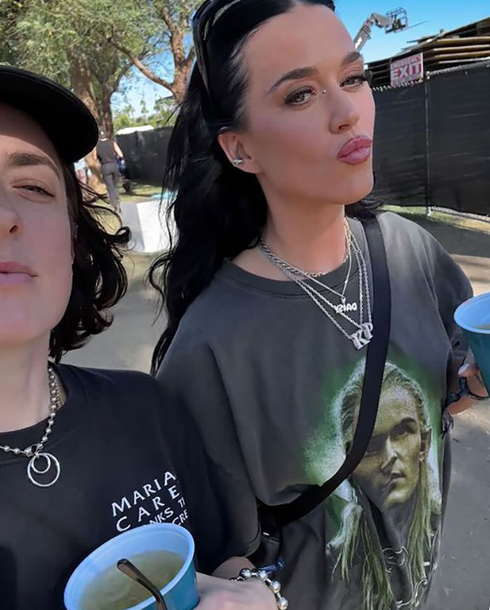 Fangirl Katy Perry Wears T-Shirt With Orlando Bloom’s Face And Video Calls Him From Coachella