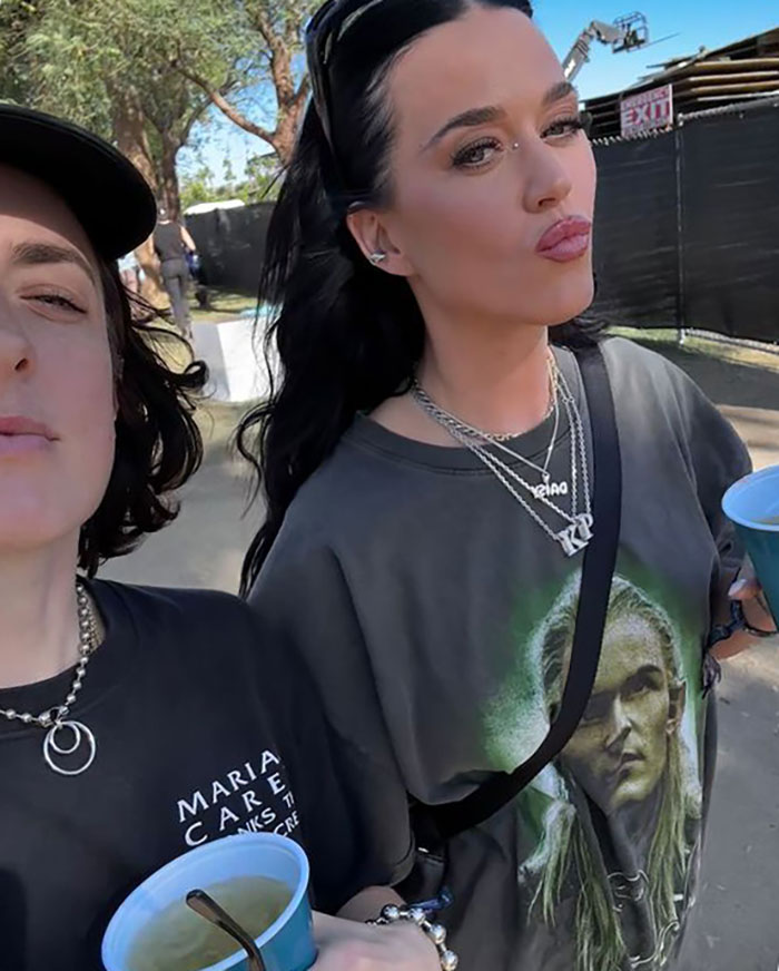 Fangirl Katy Perry Wears T-Shirt With Orlando Bloom’s Face And Video Calls Him From Coachella Fangirl Katy Perry Wears T-Shirt With Orlando Bloom’s Face And Video Calls Him From Coachella