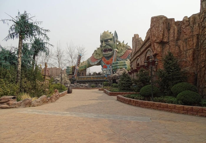 “From A Distance, It Looks OK”: Man Shares His Absurd Experience Visiting Beijing’s Amusement Park “From A Distance, It Looks OK”: Man Shares His Absurd Experience Visiting Beijing’s Amusement Park