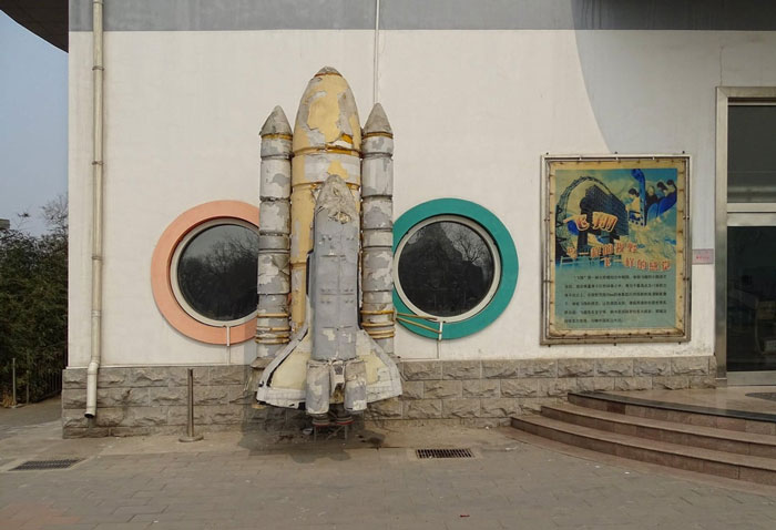 “From A Distance, It Looks OK”: Man Shares His Absurd Experience Visiting Beijing’s Amusement Park “From A Distance, It Looks OK”: Man Shares His Absurd Experience Visiting Beijing’s Amusement Park