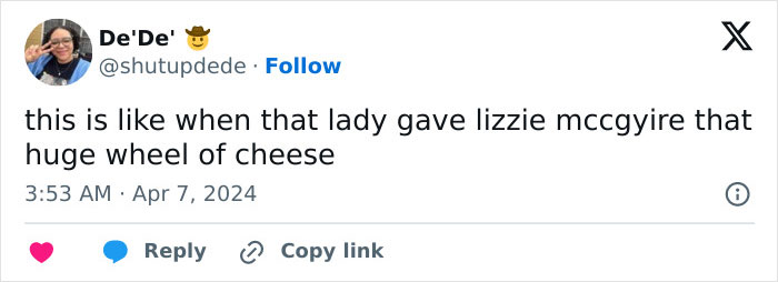 Zendaya Effortlessly Poses With The Giant Croissant She Received As A Gift At Paris Premiere Zendaya Effortlessly Poses With The Giant Croissant She Received As A Gift At Paris Premiere