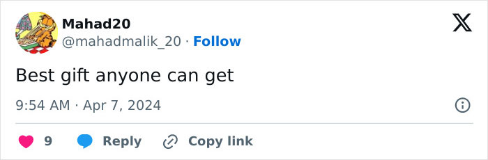 Zendaya Effortlessly Poses With The Giant Croissant She Received As A Gift At Paris Premiere Zendaya Effortlessly Poses With The Giant Croissant She Received As A Gift At Paris Premiere