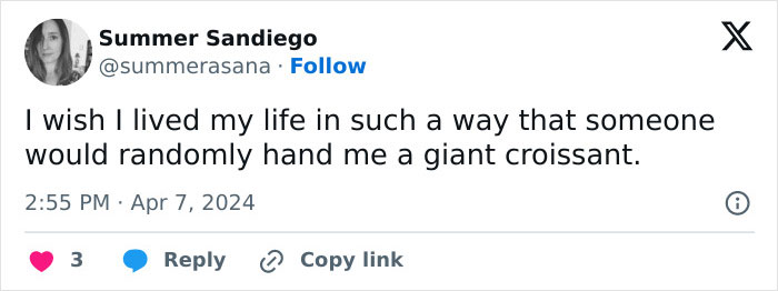 Zendaya Effortlessly Poses With The Giant Croissant She Received As A Gift At Paris Premiere Zendaya Effortlessly Poses With The Giant Croissant She Received As A Gift At Paris Premiere