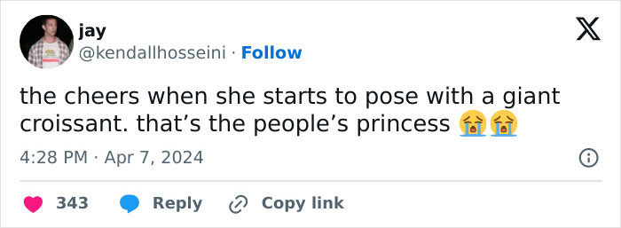 Zendaya Effortlessly Poses With The Giant Croissant She Received As A Gift At Paris Premiere Zendaya Effortlessly Poses With The Giant Croissant She Received As A Gift At Paris Premiere