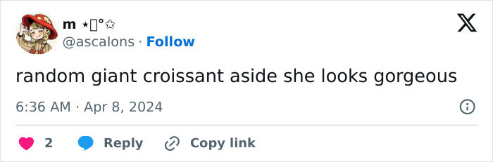 Zendaya Effortlessly Poses With The Giant Croissant She Received As A Gift At Paris Premiere Zendaya Effortlessly Poses With The Giant Croissant She Received As A Gift At Paris Premiere