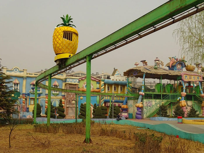 “From A Distance, It Looks OK”: Man Shares His Absurd Experience Visiting Beijing’s Amusement Park “From A Distance, It Looks OK”: Man Shares His Absurd Experience Visiting Beijing’s Amusement Park