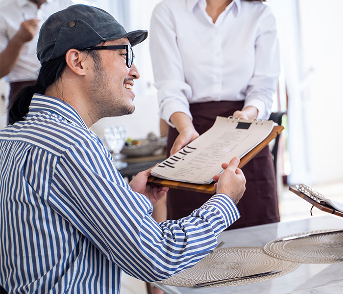 "No Good, We Go": Rude Waitress Assumes Man Doesn't Speak English, He Plays Along "No Good, We Go": Rude Waitress Assumes Man Doesn't Speak English, He Plays Along