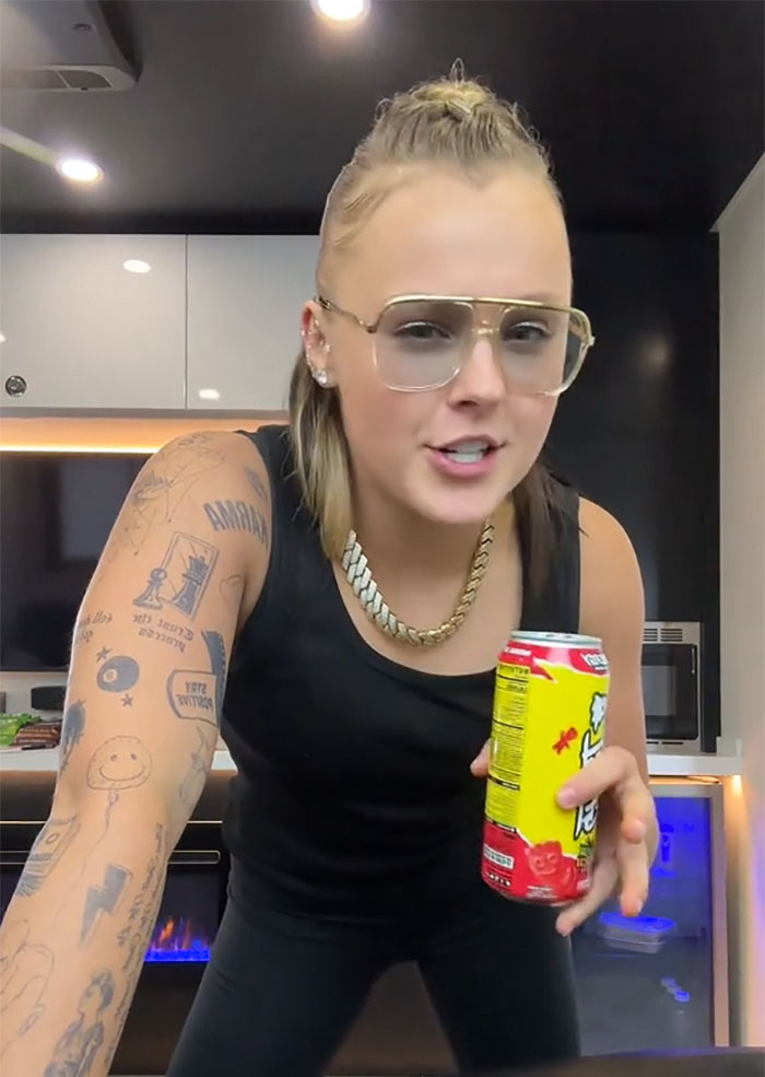 “Worst Case Of Identity Crisis”: Fans Shake Their Heads At JoJo Siwa’s Weird Transformation “Worst Case Of Identity Crisis”: Fans Shake Their Heads At JoJo Siwa’s Weird Transformation