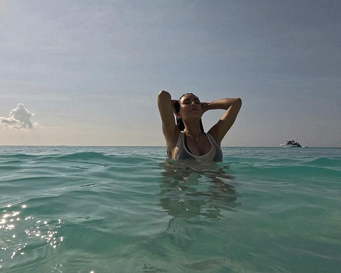 “潜水让我哭了”：粉丝们对金·卡戴珊 (Kim Kardashian) 在浅水区潜水的照片进行了恶搞