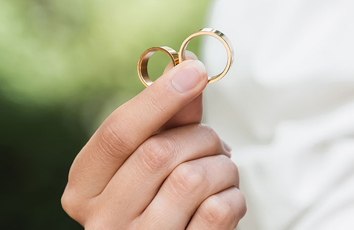 "My Husband's Jaw Hit The Floor": Wife Throws Rings In The Ocean After Husband's Cruel 'Prank'