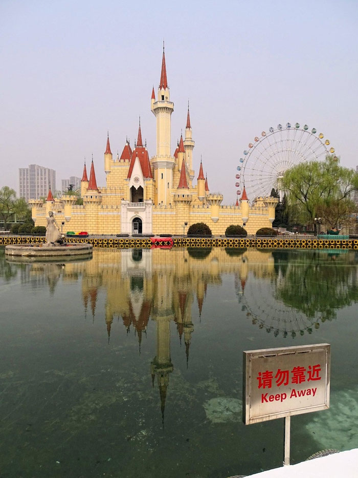“From A Distance, It Looks OK”: Man Shares His Absurd Experience Visiting Beijing’s Amusement Park “From A Distance, It Looks OK”: Man Shares His Absurd Experience Visiting Beijing’s Amusement Park
