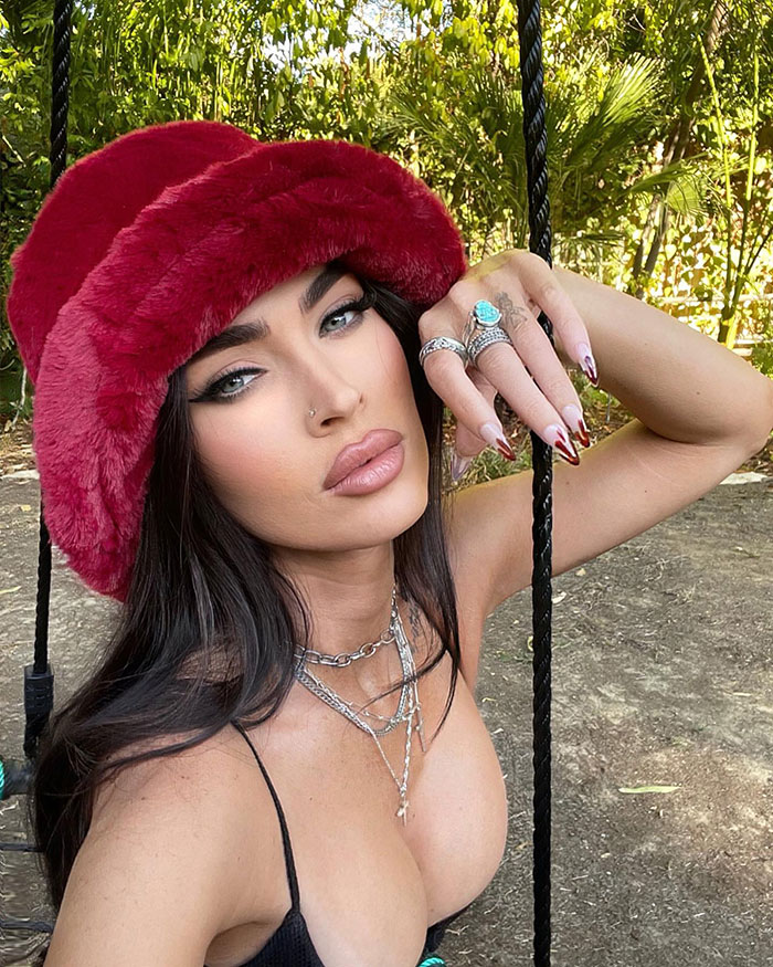 Megan Fox’s Makeup-Free Selfie Has Bewildered Fans Asking, “Who TF Is That?” Megan Fox’s Makeup-Free Selfie Has Bewildered Fans Asking, “Who TF Is That?”