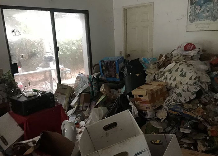 “I Can Smell The Pictures”: Photos Of Trash-Filled Home Priced At $1.5M Are Driving People Crazy