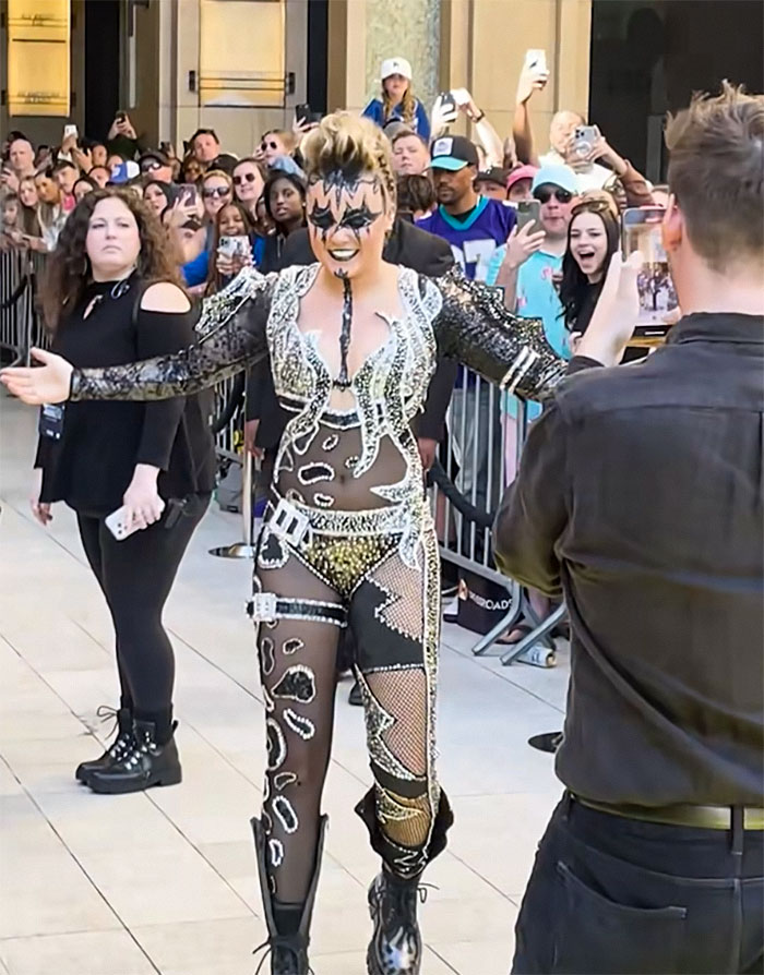 “Worst Case Of Identity Crisis”: Fans Shake Their Heads At JoJo Siwa’s Weird Transformation “Worst Case Of Identity Crisis”: Fans Shake Their Heads At JoJo Siwa’s Weird Transformation