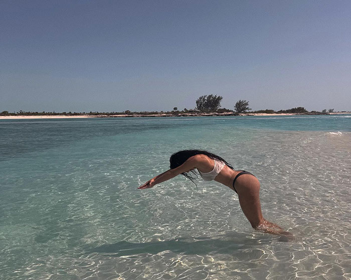 “潜水让我哭了”：粉丝们对金·卡戴珊 (Kim Kardashian) 在浅水区潜水的照片进行了恶搞