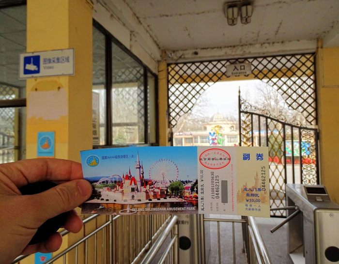 “From A Distance, It Looks OK”: Man Shares His Absurd Experience Visiting Beijing’s Amusement Park “From A Distance, It Looks OK”: Man Shares His Absurd Experience Visiting Beijing’s Amusement Park