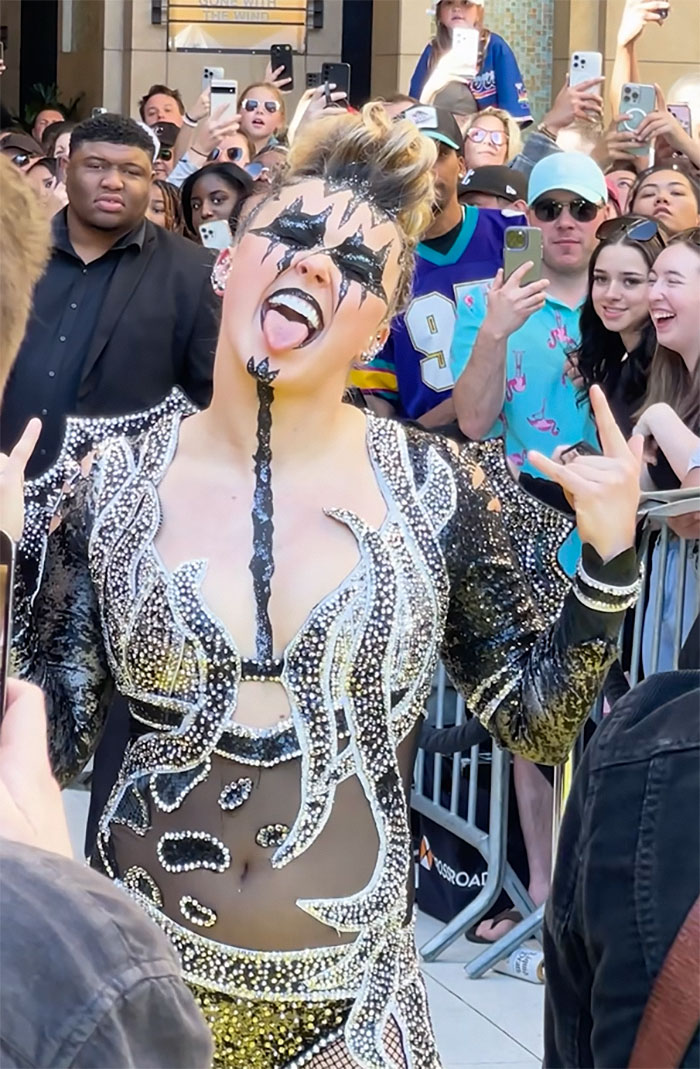 “Worst Case Of Identity Crisis”: Fans Shake Their Heads At JoJo Siwa’s Weird Transformation “Worst Case Of Identity Crisis”: Fans Shake Their Heads At JoJo Siwa’s Weird Transformation