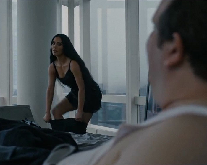 Kim Kardashian’s Co-Star Reveals What It Was Like To Get Intimate With Her On TV Kim Kardashian’s Co-Star Reveals What It Was Like To Get Intimate With Her On TV