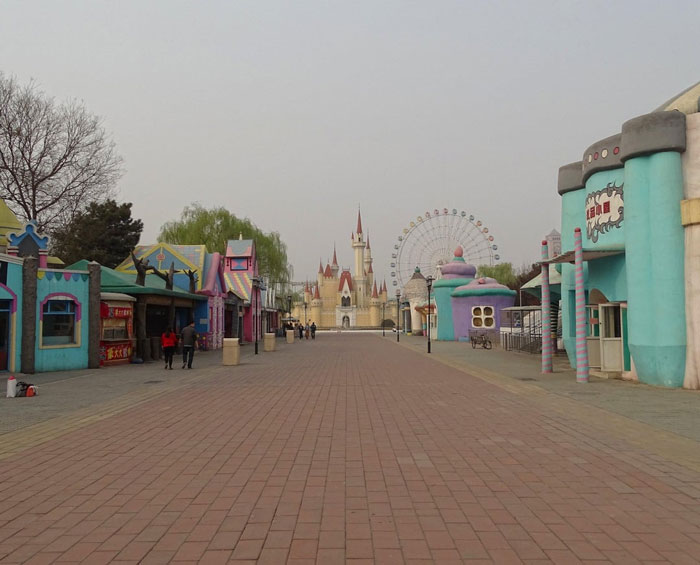 “From A Distance, It Looks OK”: Man Shares His Absurd Experience Visiting Beijing’s Amusement Park