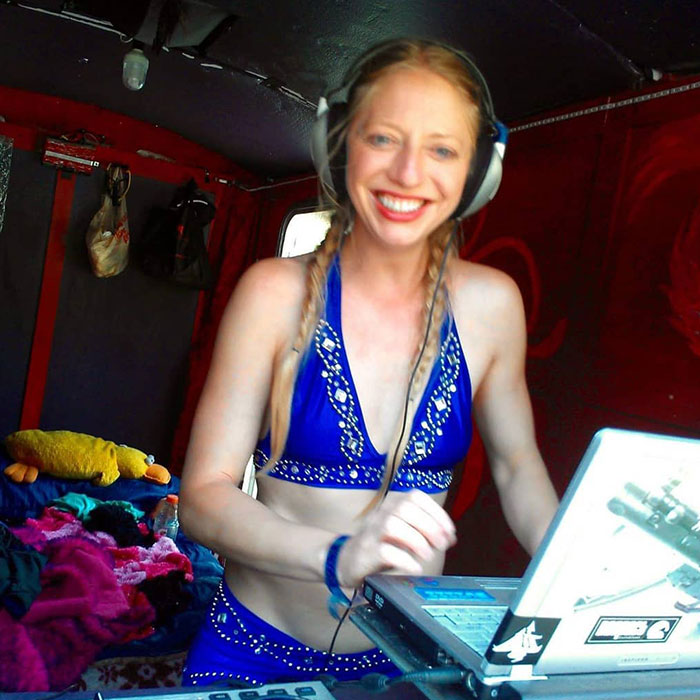 Amish Woman, Who Left Settlement At 17, Reveals How She Ended Up As A Stripper And An Addict Amish Woman, Who Left Settlement At 17, Reveals How She Ended Up As A Stripper And An Addict