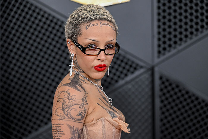 Doja Cat Hits Back At Trolls For Comparing Her Natural Hair To “Pubic Hair” And “Popcorn” Doja Cat Hits Back At Trolls For Comparing Her Natural Hair To “Pubic Hair” And “Popcorn”