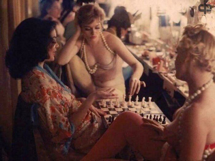 Nueva York, 1958. Bailarinas de un club nocturno jugando al ajedrez