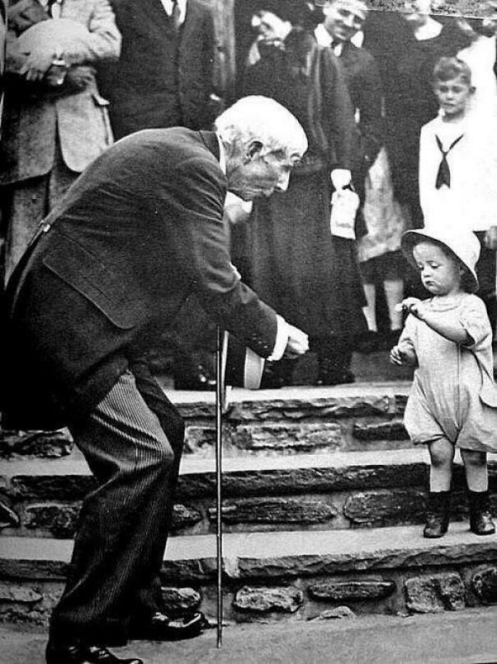 John D. Rockefeller regalando una moneda de 5 centavos a un niño, 1929