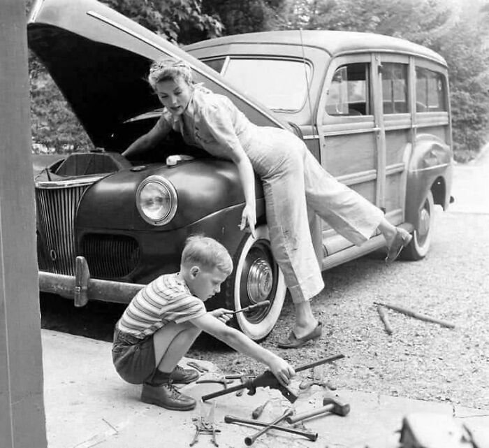 Mamá arreglando el coche mientras su marido está en la guerra, 1944