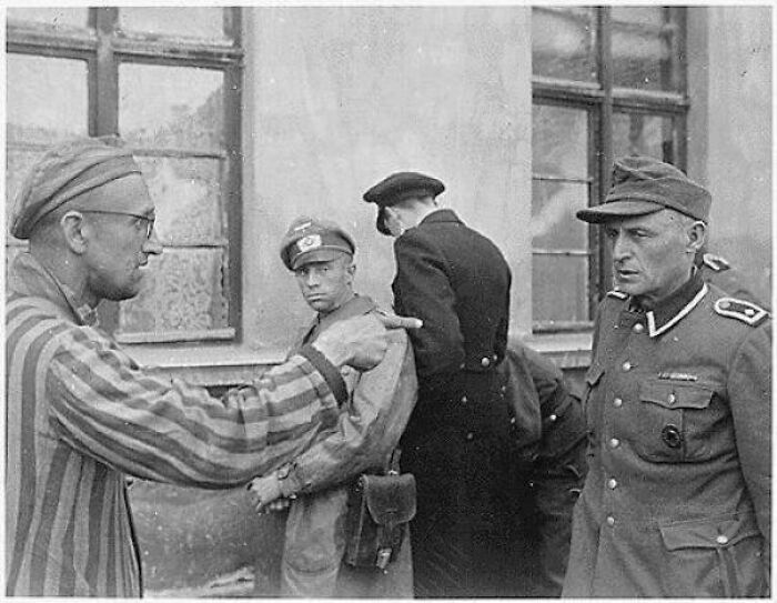 Ex-prisionero señalando al guardia más brutal del campo de concentración. Alemania, 1945