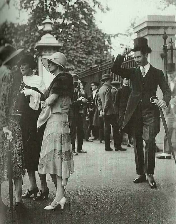 Caballero saludando con su sombrero a un grupo de damas, años 20