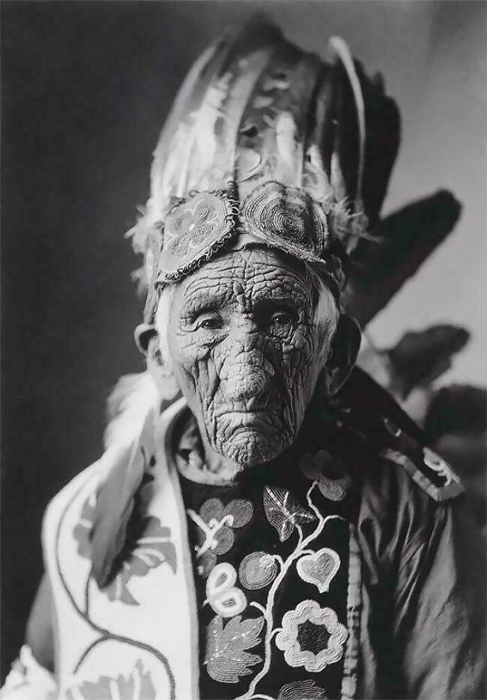 El nativo americano más viejo, John Smith, nació en el siglo XVIII y murió en el siglo XX. Se cree que vivió 137 años