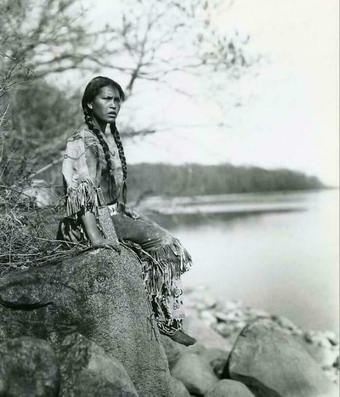 Mujer Ojibwe, Ponemah, Minnesota, por Roland W. Reed en 1908 aprox.