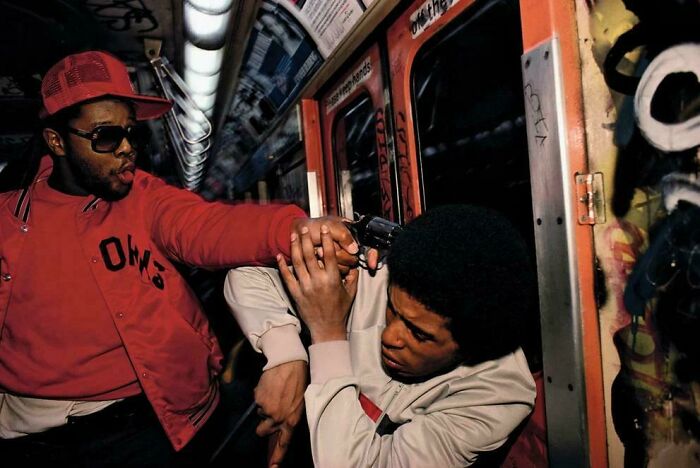 Policía encubierto pillando a un ladrón en el metro de Nueva York, 1985. Foto de Bruce Davidson