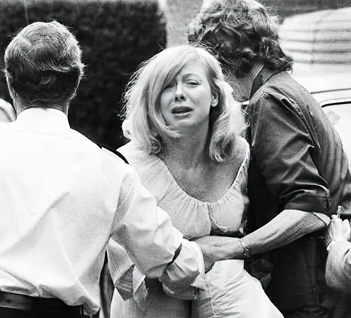 Joyce McKinney, Miss Wyoming, siendo arrestada por la policía tras secuestrar a un misionario mormón de su iglesia y obligarle a ser su esclavo sexual, 1977